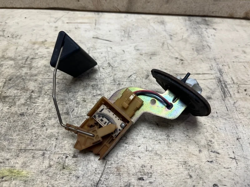 Датчик уровня топлива Mitsubishi Lancer 2000-2010 MR503462 CS3W 4G18