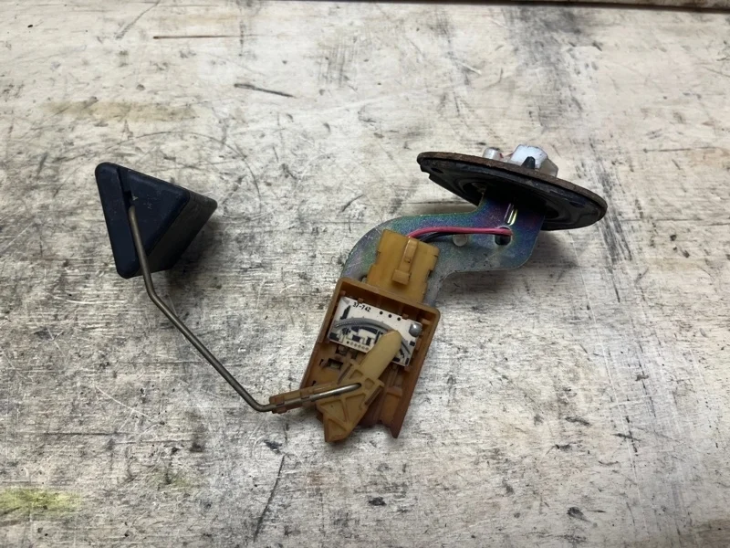 Датчик уровня топлива Mitsubishi Lancer 2000-2010 MR503462 CS3W 4G18