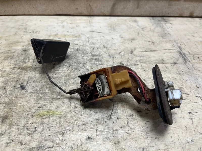 Датчик уровня топлива Mitsubishi Lancer 2000-2010 MR503462 CS3W 4G18