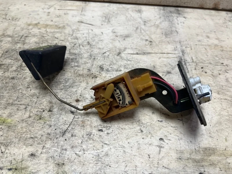 Датчик уровня топлива Mitsubishi Lancer 2000-2010 MR503462 CS3W 4G18