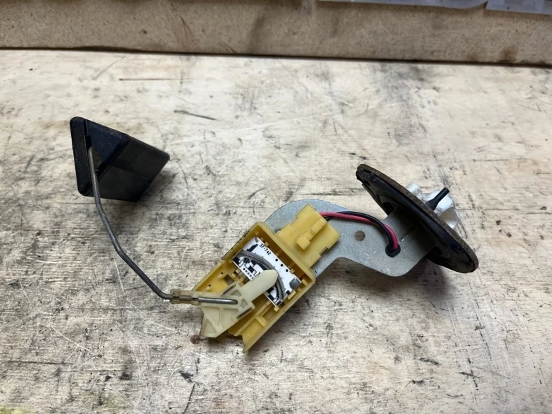 Датчик уровня топлива Mitsubishi Lancer 2000-2010 MR503462 CS3W 4G18