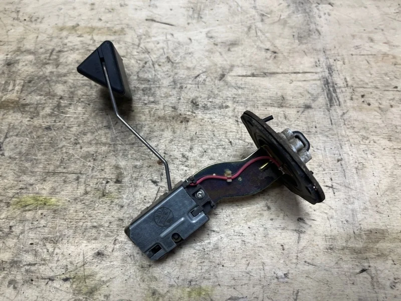 Датчик уровня топлива Mitsubishi Lancer 2000-2010 MR503462 CS3W 4G18