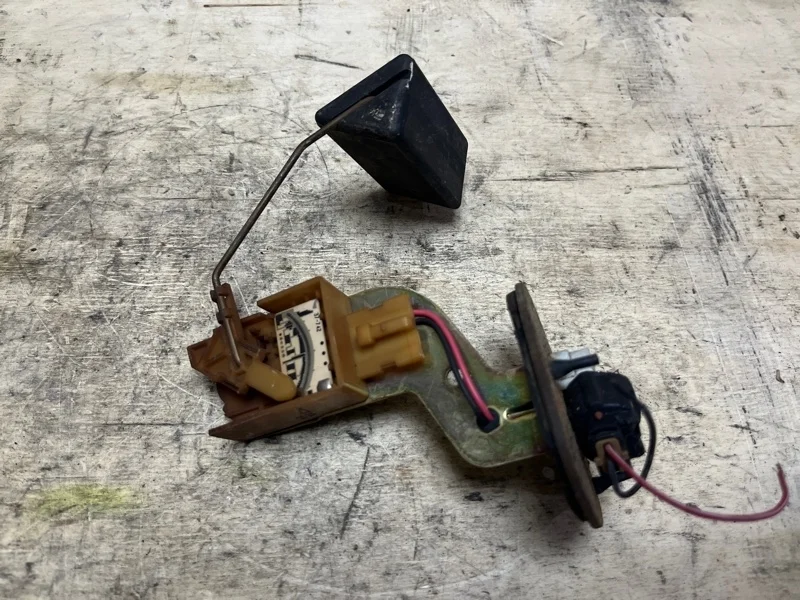 Датчик уровня топлива Mitsubishi Lancer 2000-2010 MR503462 CS3W 4G18