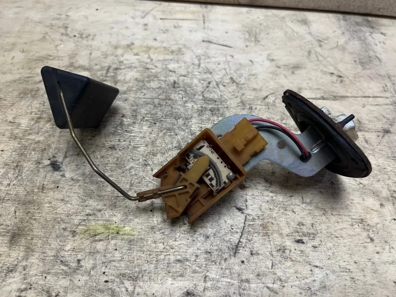 Датчик уровня топлива Mitsubishi Lancer 2000-2010 MR503462 CS3W 4G18