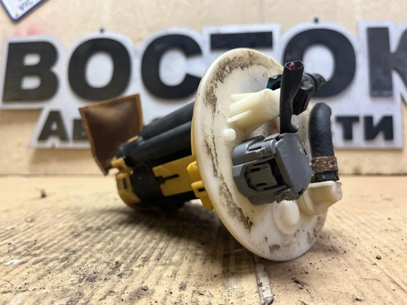 Топливный насос Mitsubishi Lancer 2000-2010 MR497413 CS3W 4G18