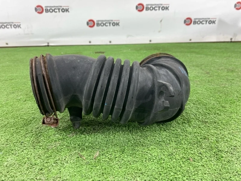 Патрубок воздушного фильтра Mitsubishi Outlander 2003-2006 MR258240 CU2W 4G63