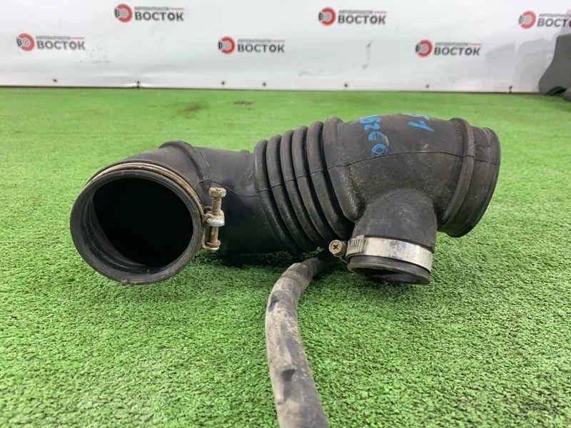 Патрубок воздушного фильтра Mitsubishi Outlander 2003-2006 MN135260 CU2W 4G63