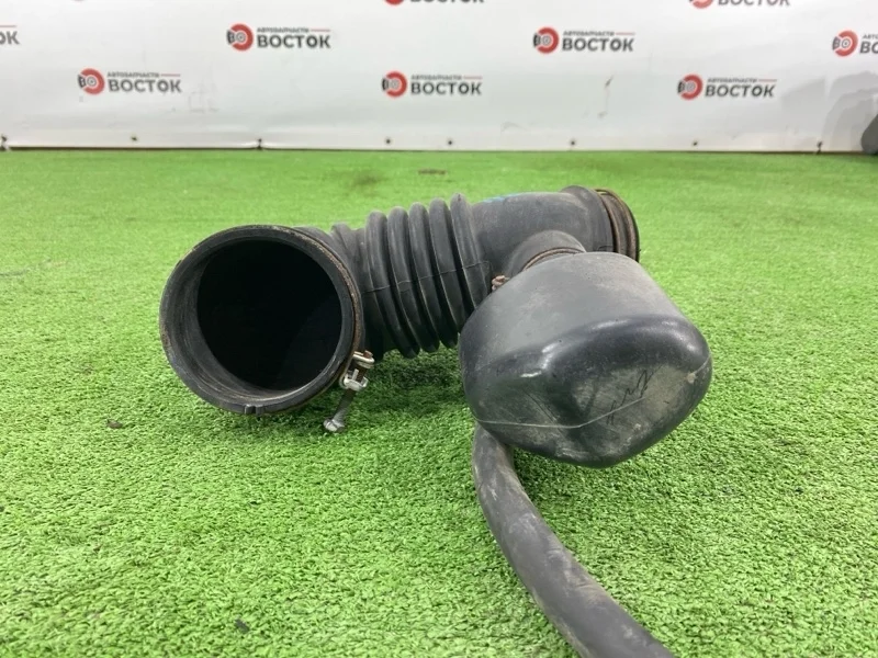 Патрубок воздушного фильтра Mitsubishi Outlander 2003-2006 MR258240 CU2W 4G63