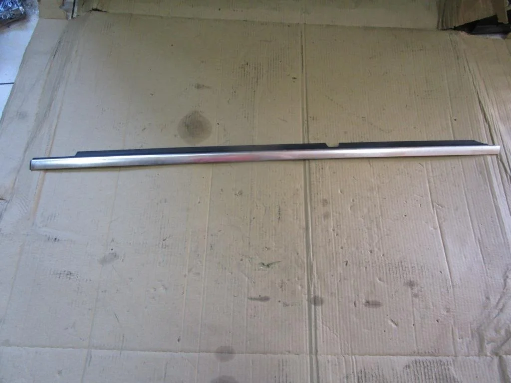 Молдинг стекла двери Mercedes-Benz