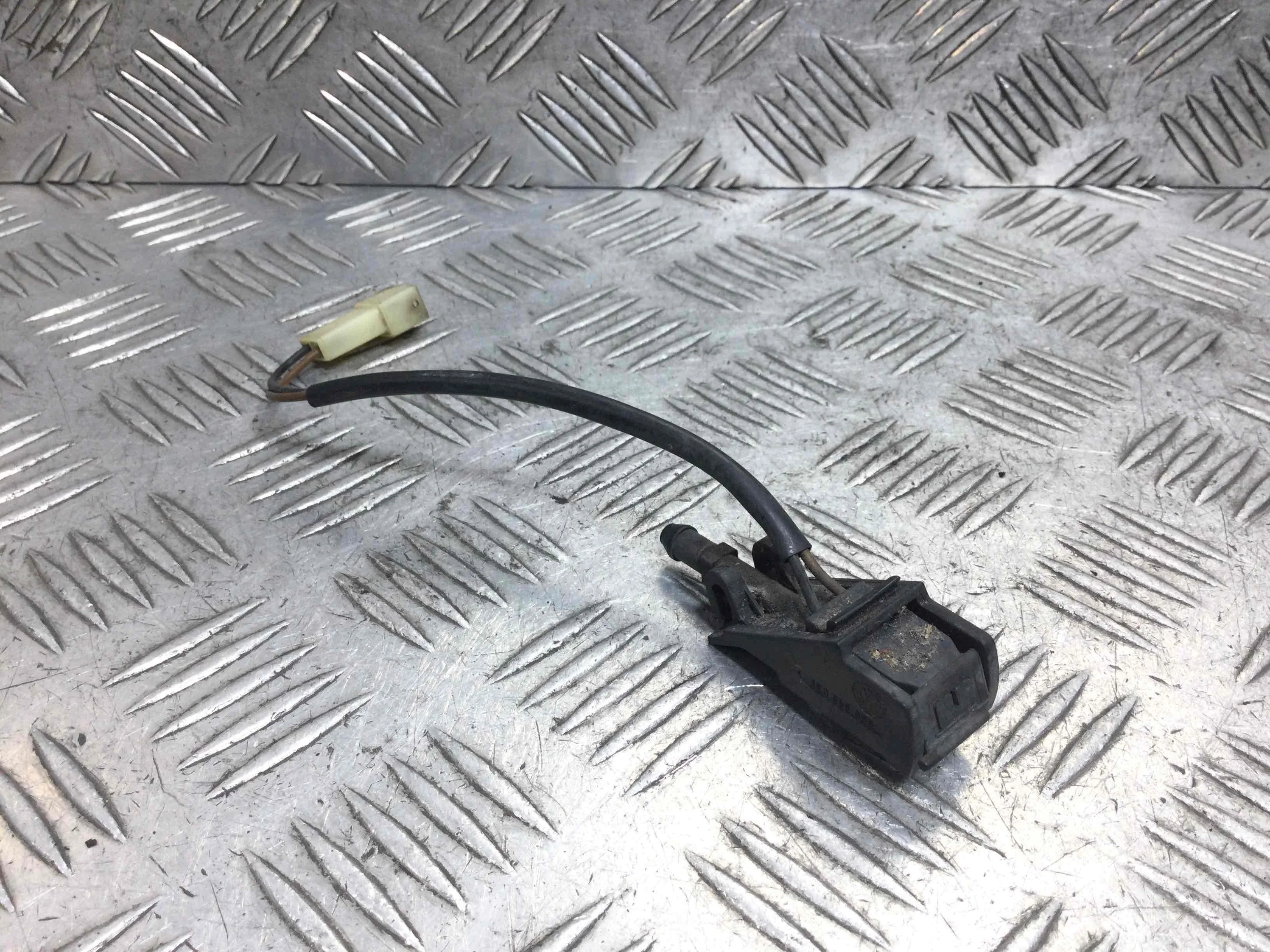 Форсунка омывателя Volkswagen Passat B5 (1996-2000) бензин 1.8 i Механика Универсал