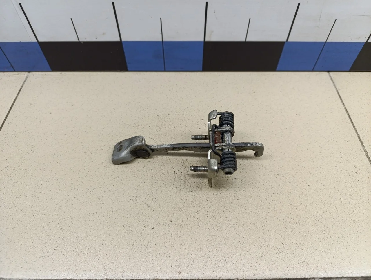 Ограничитель двери Logan II 2014>