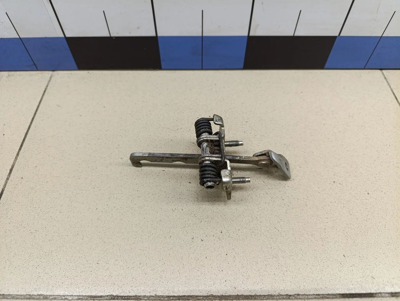 Ограничитель двери Logan II 2014>