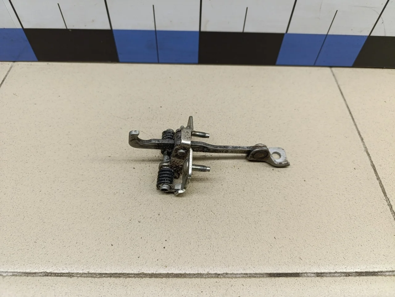 Ограничитель двери Logan II 2014>