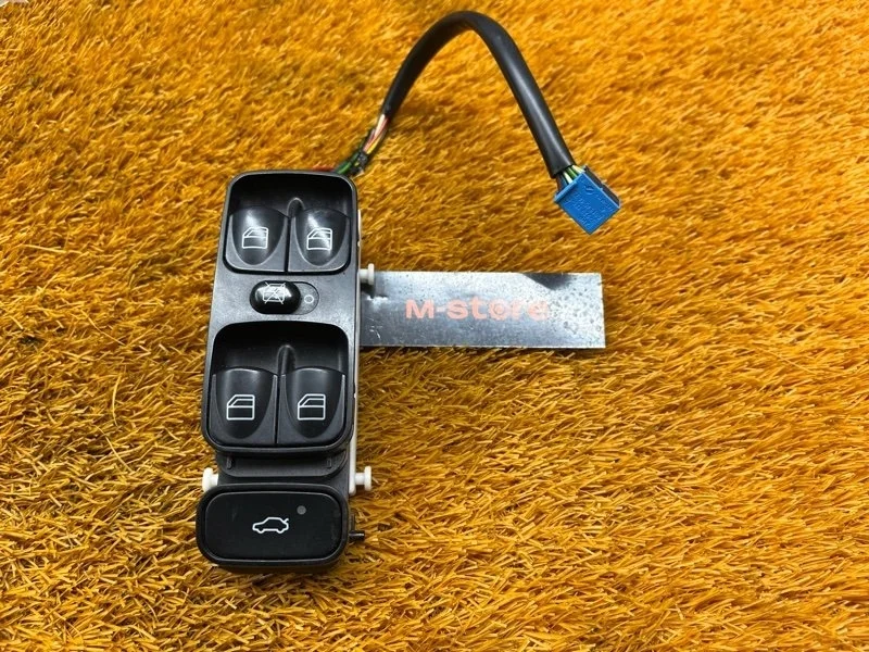 Блок управления стеклоподъемниками Mercedes-Benz C-Class 2006 A2038210679 W203 271.940, передний левый
