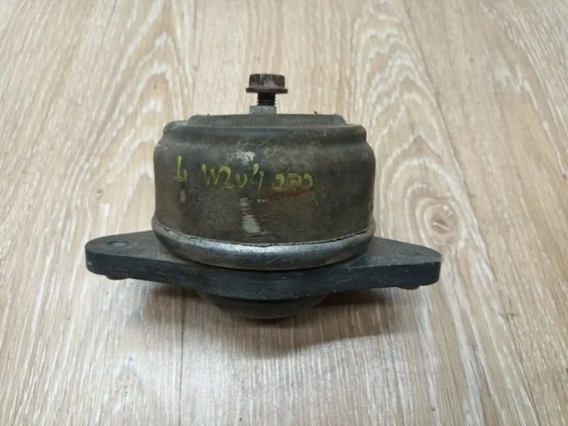 Подушка двигателя Mercedes W204