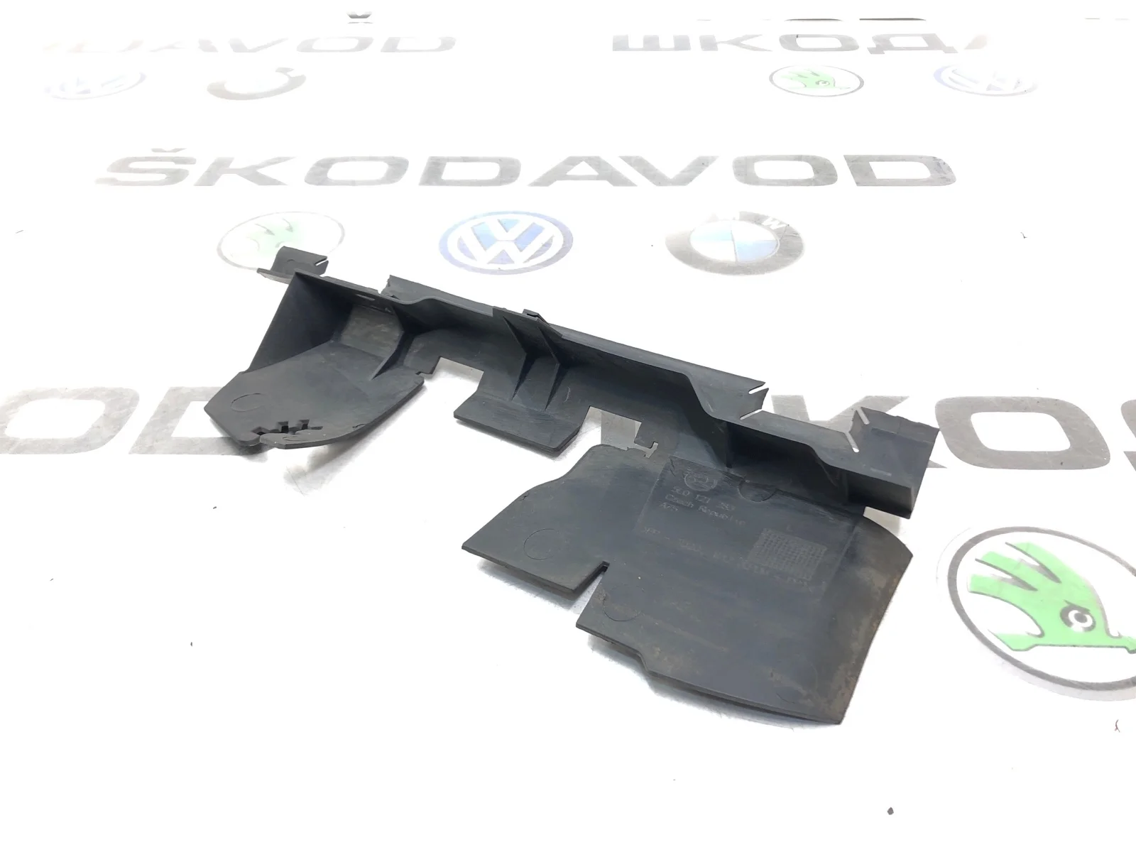 Дефлектор радиатора Skoda Yeti 2009 5L0121283 5L 2.0 CBDB, левый