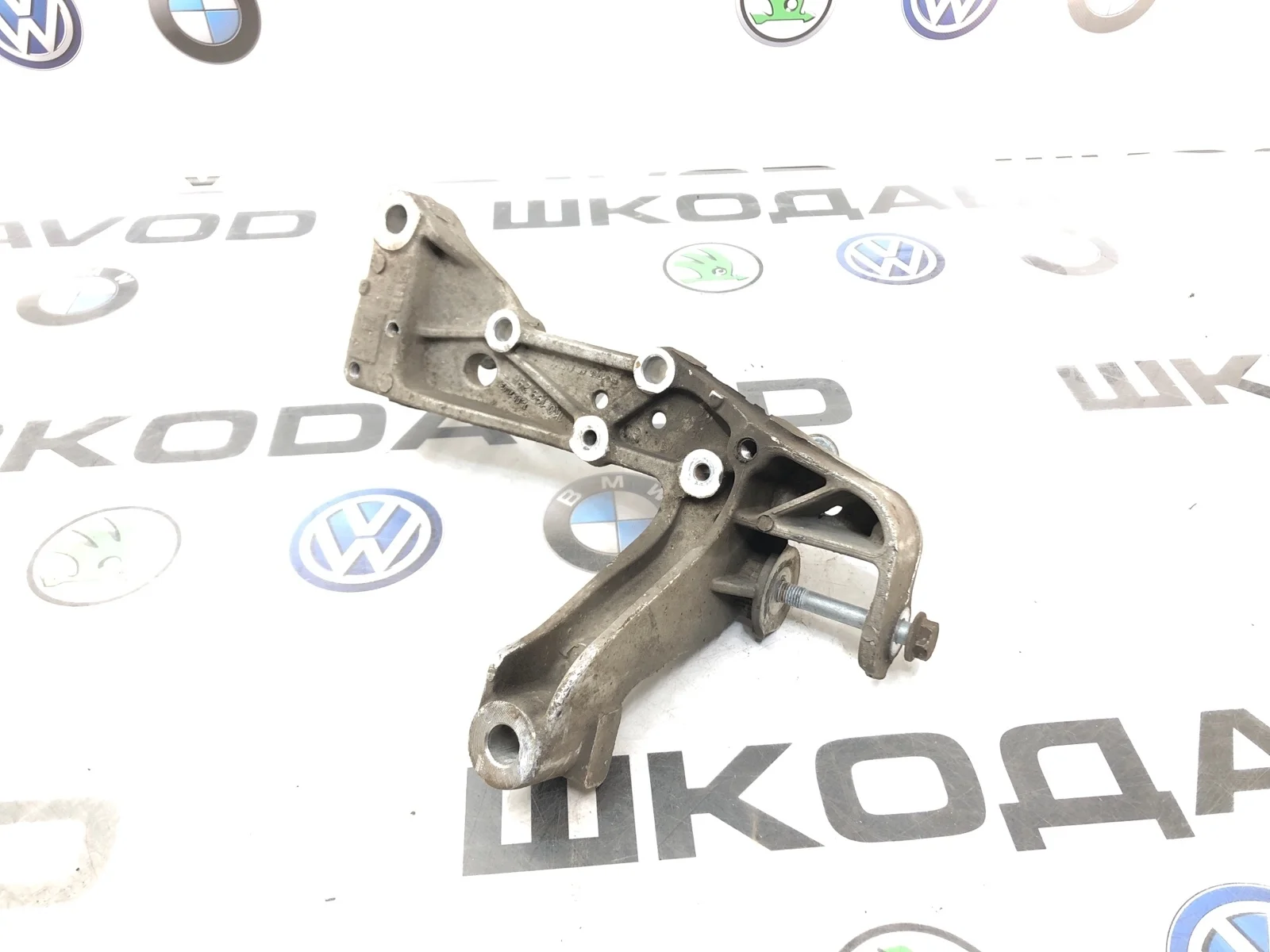 Кронштейн подрамника Skoda Yeti 2009 1K0199296F 5L 2.0 CBDB, передний правый