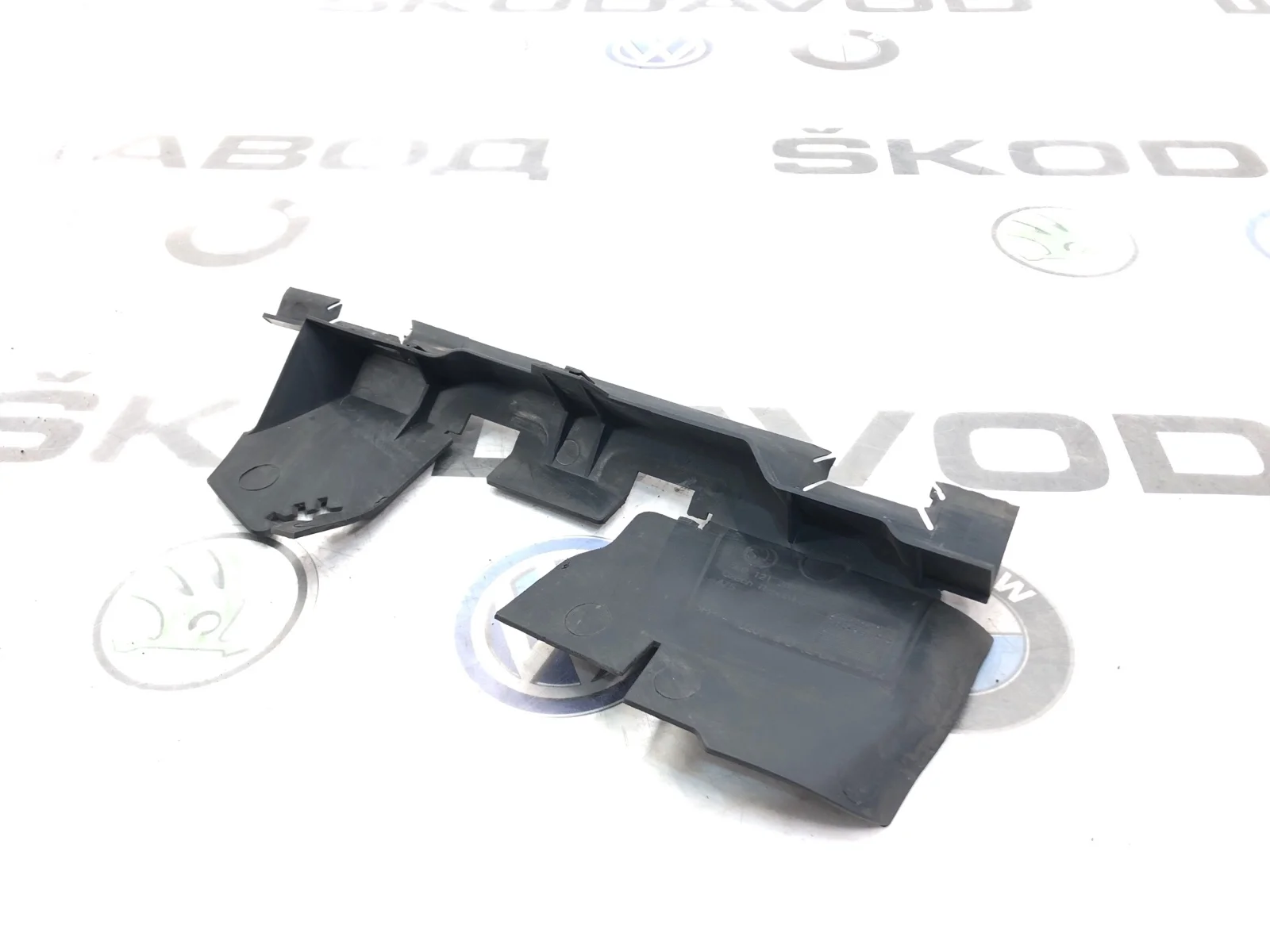 Дефлектор радиатора Skoda Yeti 2010 5L0121283 5L 2.0 CFHF, левый