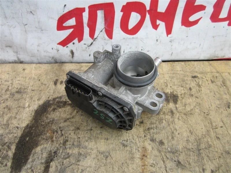 Дроссельная заслонка Toyota Vitz 2203023010 SCP90 2SZ-FE