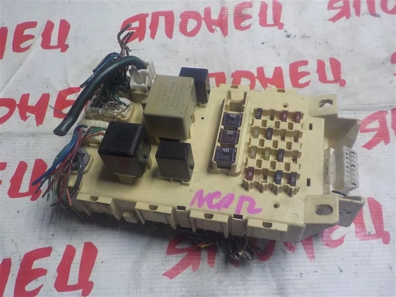 Блок предохранителей салона Toyota Platz 8273252010 NCP12 1NZ-FE