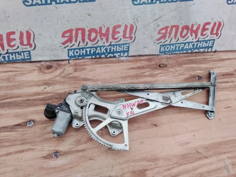 Стеклоподъемник Toyota Prius 6980152070 NHW20 1NZ-FXE, передний правый