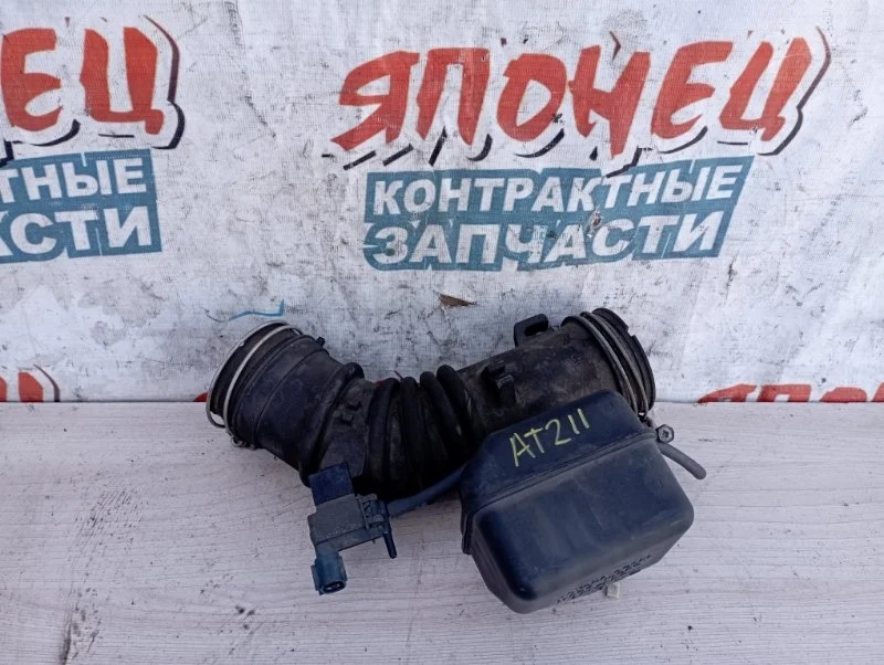 Патрубок воздушного фильтра Toyota Carina 1788116381 AT211 7A-FE