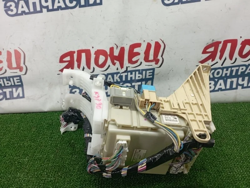 Блок предохранителей салона Toyota Vitz 8273052371 KSP90 1KR-FE