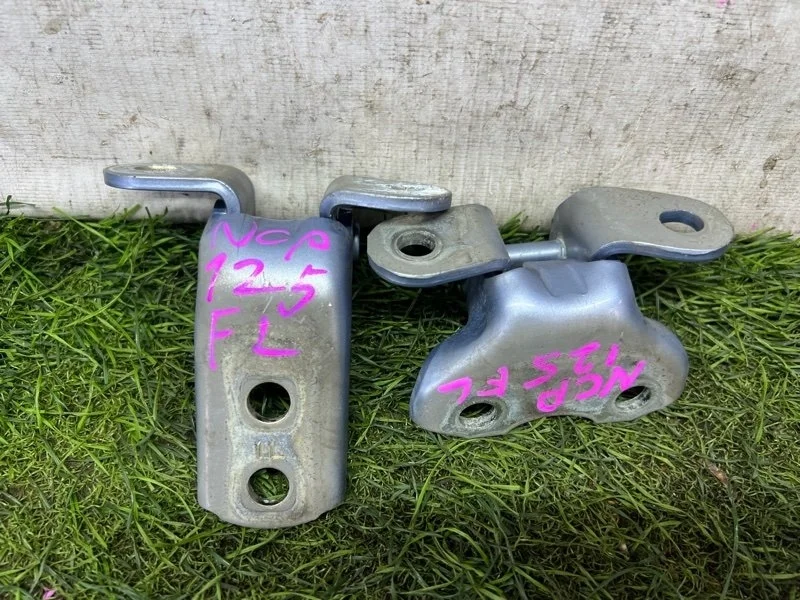 Петля двери Toyota Ractis 6872012151 NCP125 1NZ-FE, передняя левая