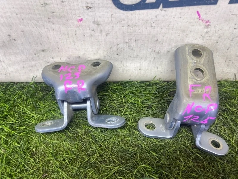 Петля двери Toyota Ractis 6871012151 NCP125 1NZ-FE, передняя правая