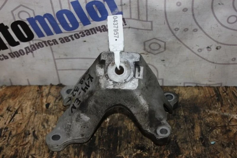 Кронштейн двигателя левый Audi A6 Iii 4F0199307M 4F2 CCA