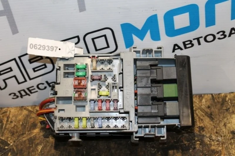 Блок предохранителей Cadillac Srx Ii 13222786 FEE