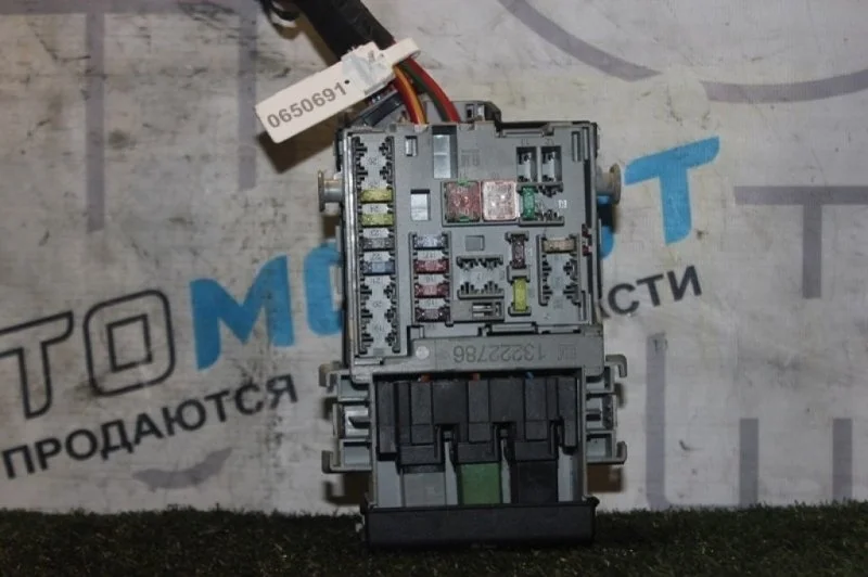 Блок предохранителей Cadillac Srx Ii 13222786 FEE