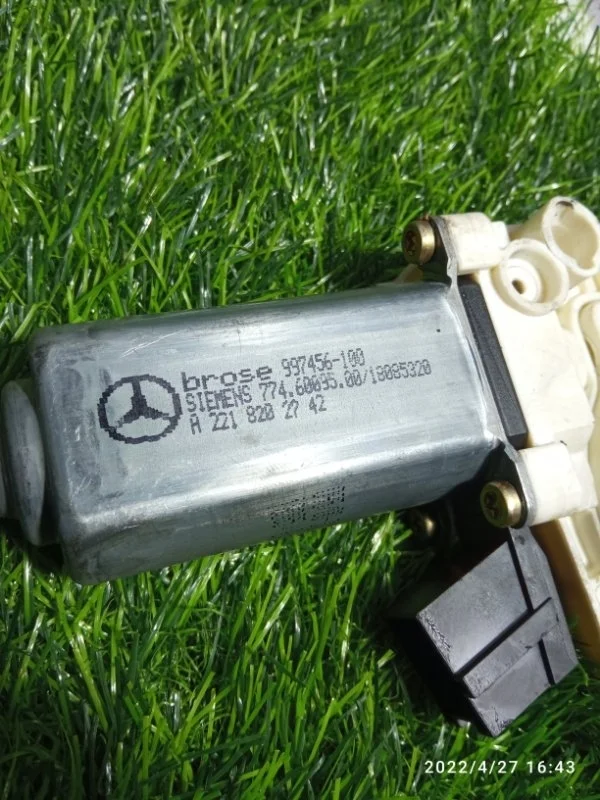 Моторчик стеклоподъемника Mercedes-Benz S-Klasse A2218202742 W221 M272.965, передний левый