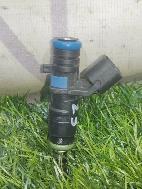 Форсунка топливная Chevrolet Aveo 55562599 J300 F16D4