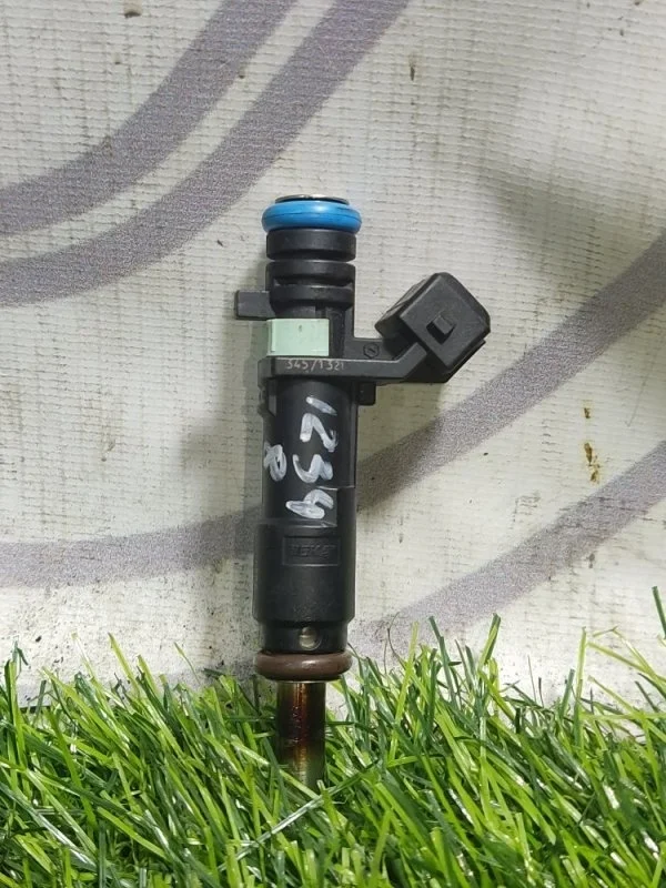 Форсунка топливная Chevrolet Cruze 55570284 J300 F18D4