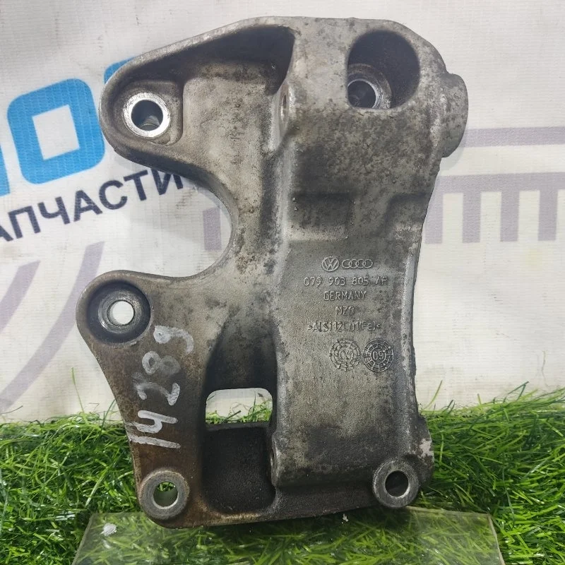Кронштейн генератора Volkswagen Touareg 079903805AP CDR CDRA