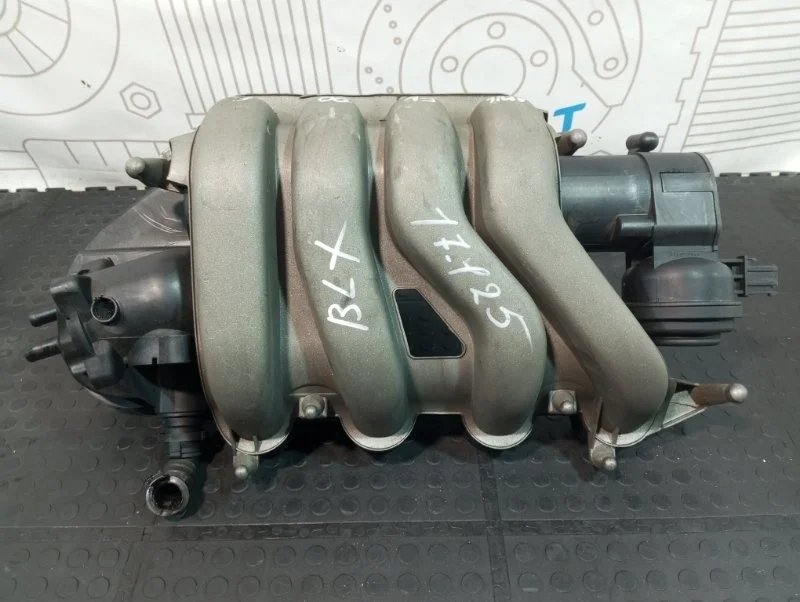 Коллектор впускной Audi A3 06F133210K BLX