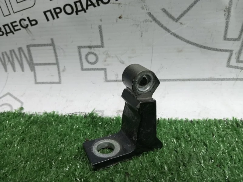 Петля двери Audi A4 8K0831402E B8 CDH