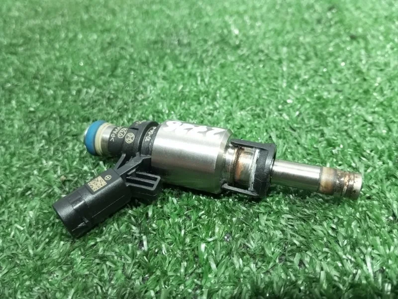 Форсунка топливная Audi A4 06H906036H B8 CDH