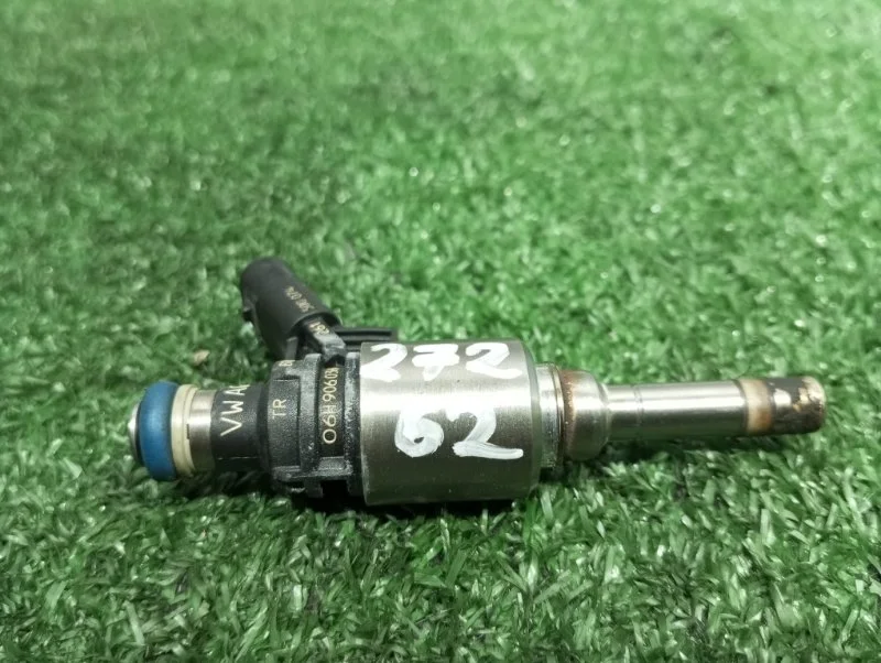 Форсунка топливная Audi A4 06H906036H B8 CDH