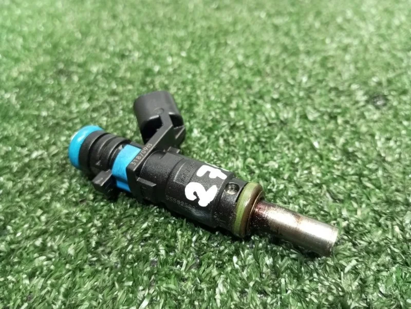 Форсунка топливная Chevrolet Cruze 55562599 J300