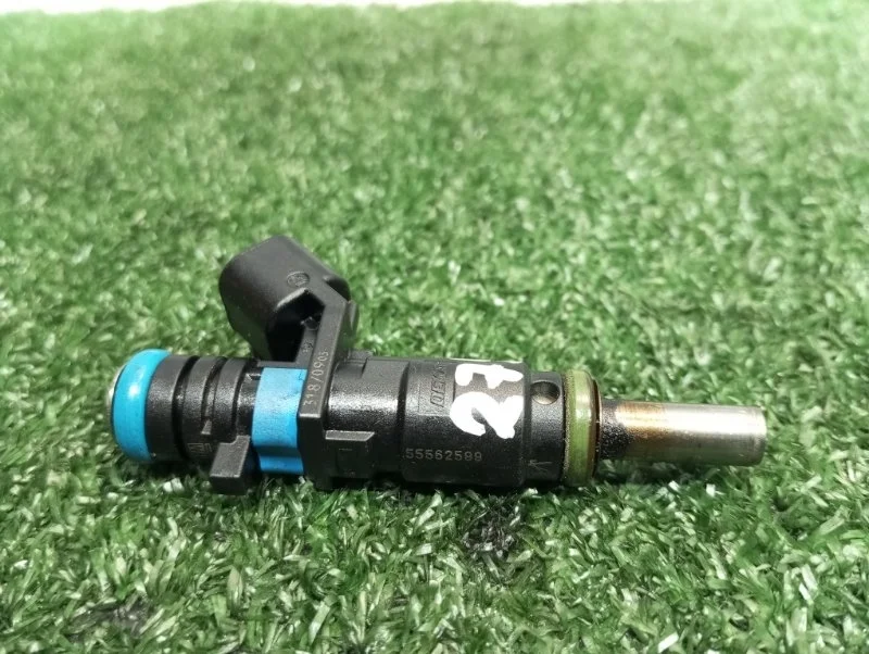 Форсунка топливная Chevrolet Cruze 55562599 J300