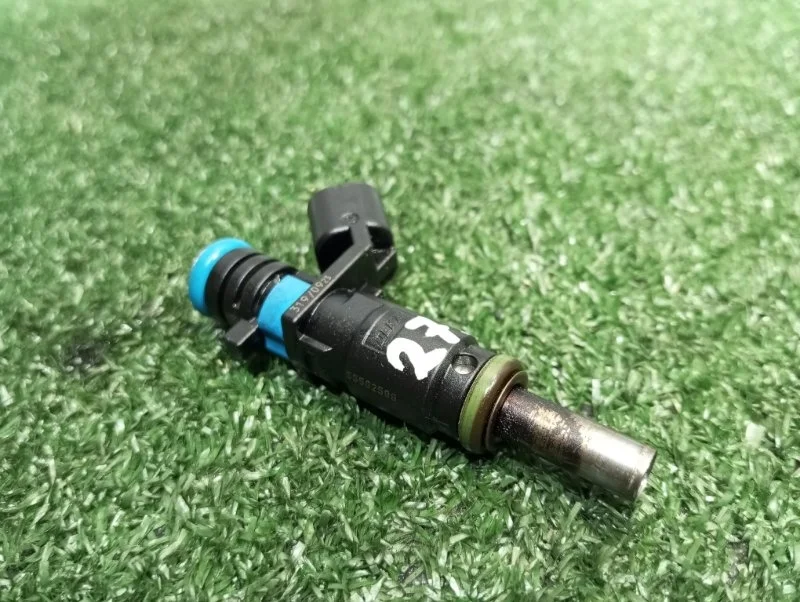 Форсунка топливная Chevrolet Cruze 55562599 J300