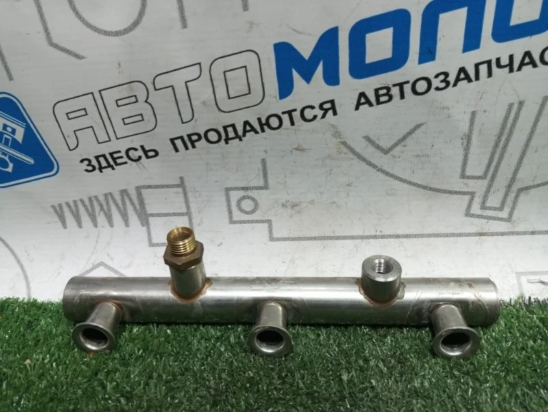 Топливная рампа Audi A6 06E130089D C7 CHV