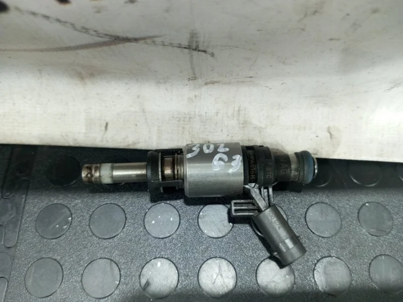 Форсунка топливная Audi A4 06H906036H B8 CDH