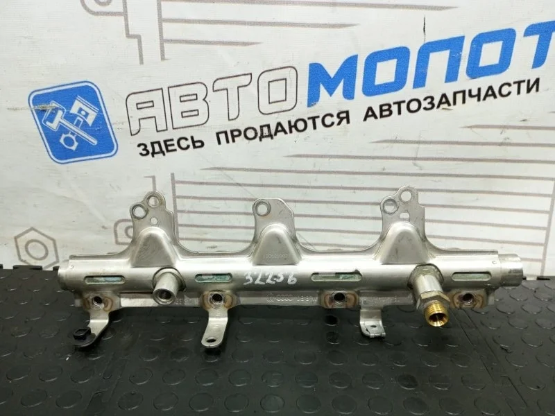 Топливная рампа Audi A4 06J133317M B8 CDH