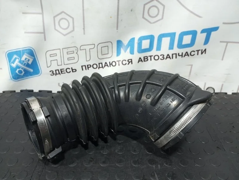 Патрубок воздушного фильтра Audi A4 06H129629E B8 CDN