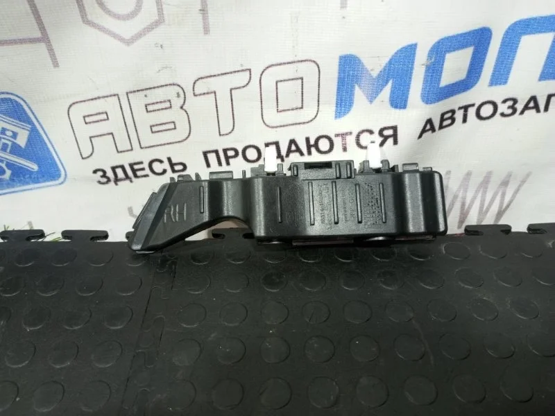 Кронштейн бампера 865141R000, передний правый