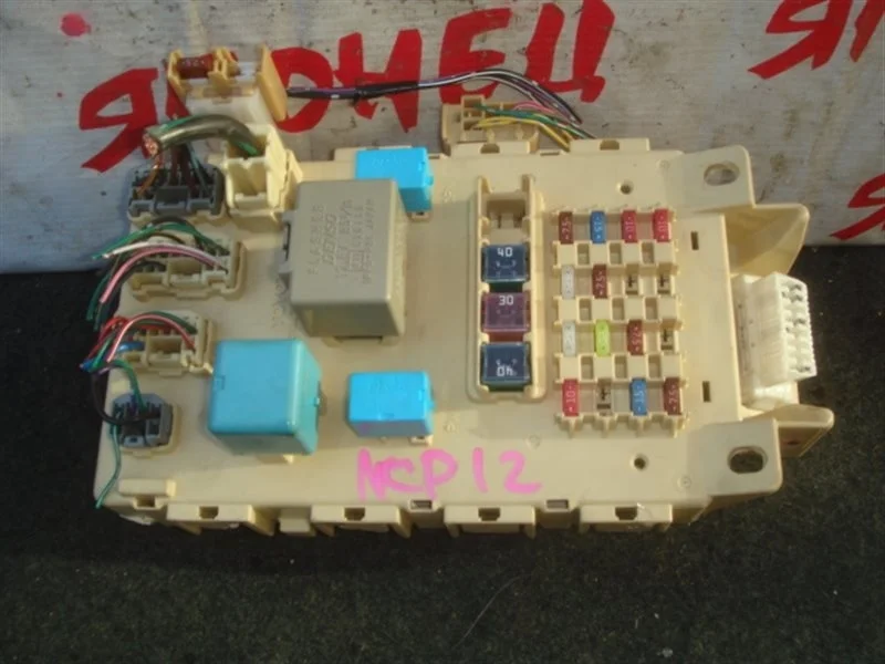 Блок предохранителей салона Toyota Platz 8273252010 NCP12 1NZ-FE