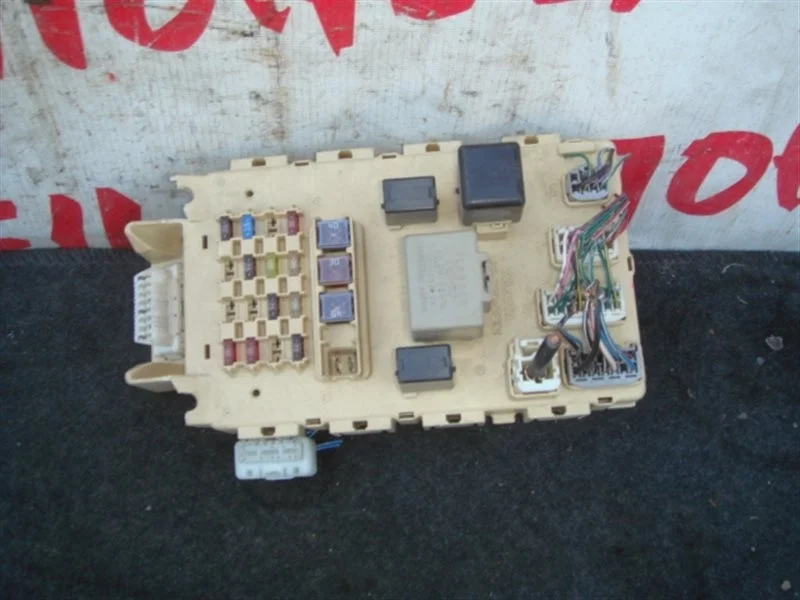 Блок предохранителей салона Toyota Vitz 8273252010 NCP15 2NZ-FE